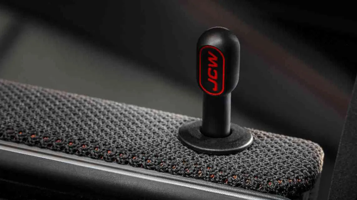 Kljukica za zapah vrat MINI John Cooper Works v dizajnu RED LINE. 