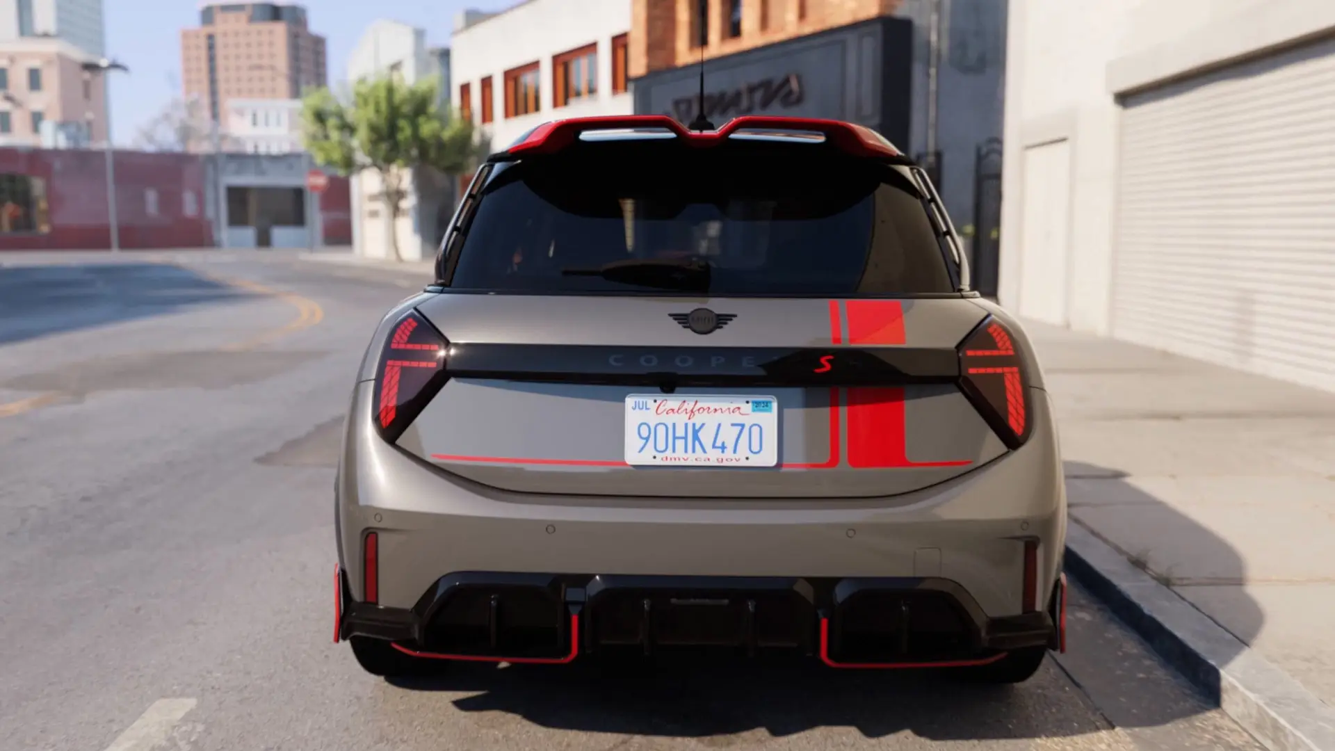MINI Cooper C z dodatki John Cooper Works med vožnjo po mestni ulici