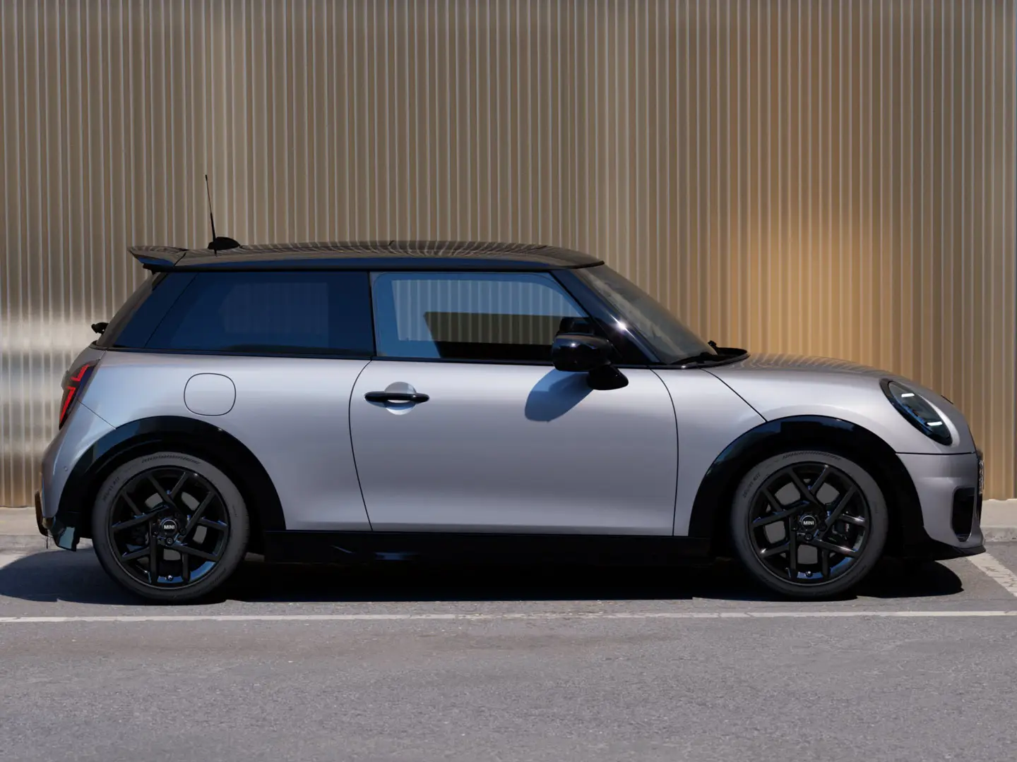 MINI Cooper, 3-vratni, v barvi Melting Silver – pogled s strani.