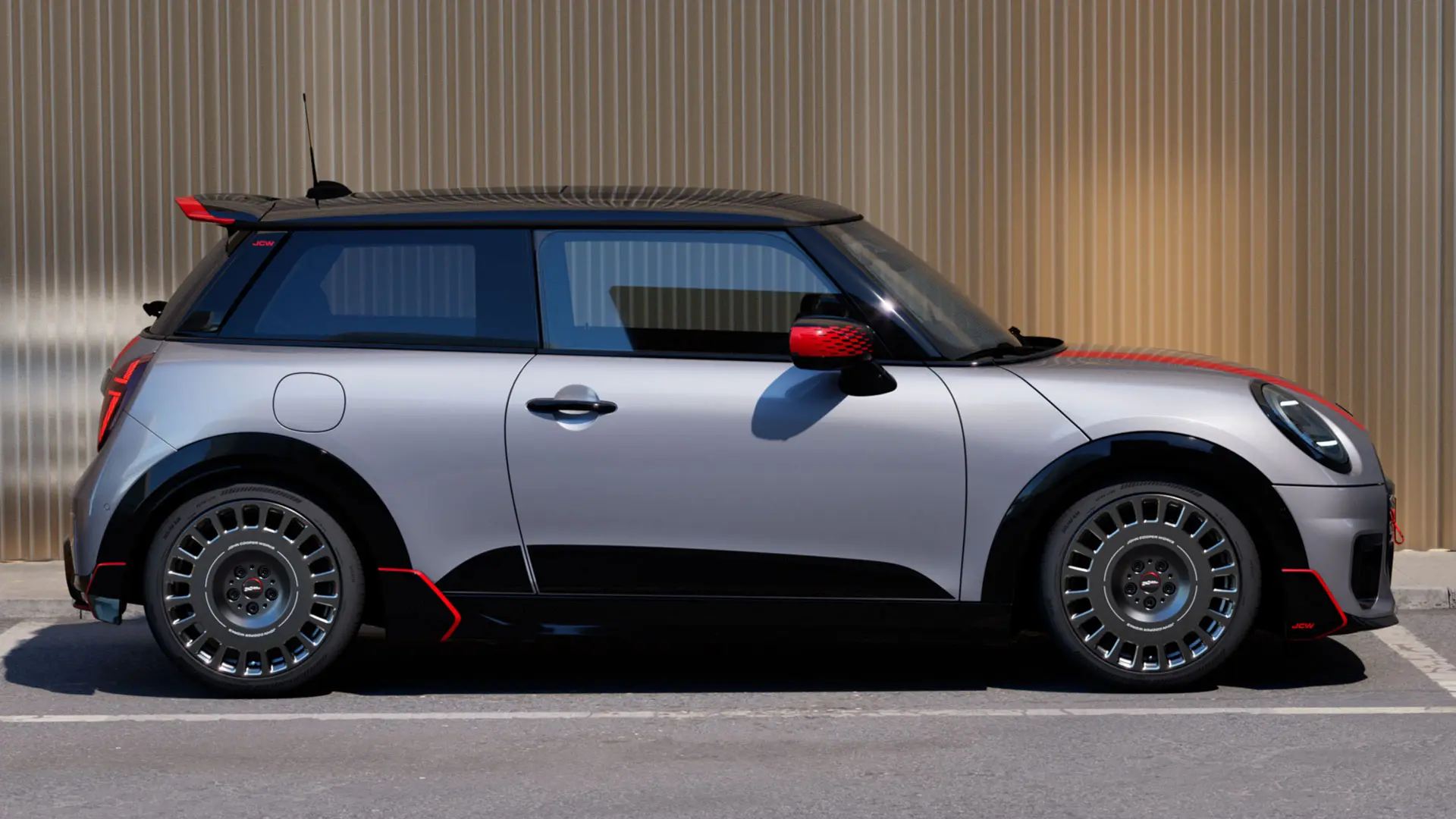 MINI Cooper, 3-vratni, v barvi Melting Silver s strešnim spojlerjem John Cooper Works za izboljšane aerodinamične lastnosti – pogled s strani.