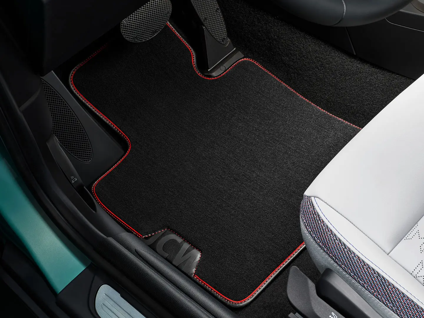Tekstilni predpražnik MINI John Cooper Works v prostoru za noge.