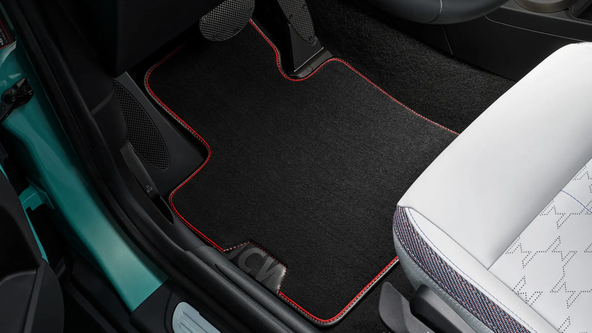 Tekstilni predpražnik MINI John Cooper Works v prostoru za noge. 