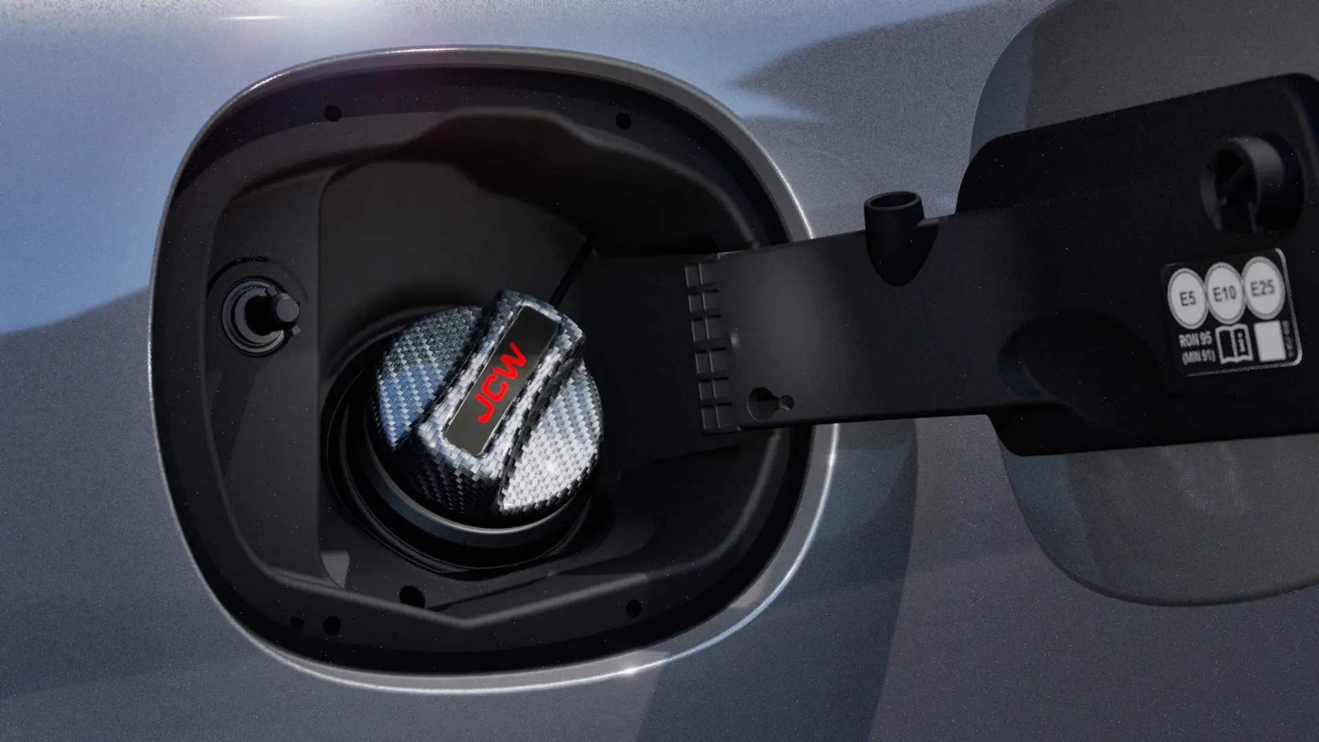 Pokrovček posode za gorivo MINI John Cooper Works iz ogljikovih vlaken z napisom JCW.