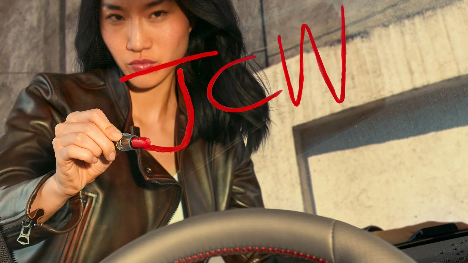 Ženska v centru MINI čaka na testno vožnjo JCW. 