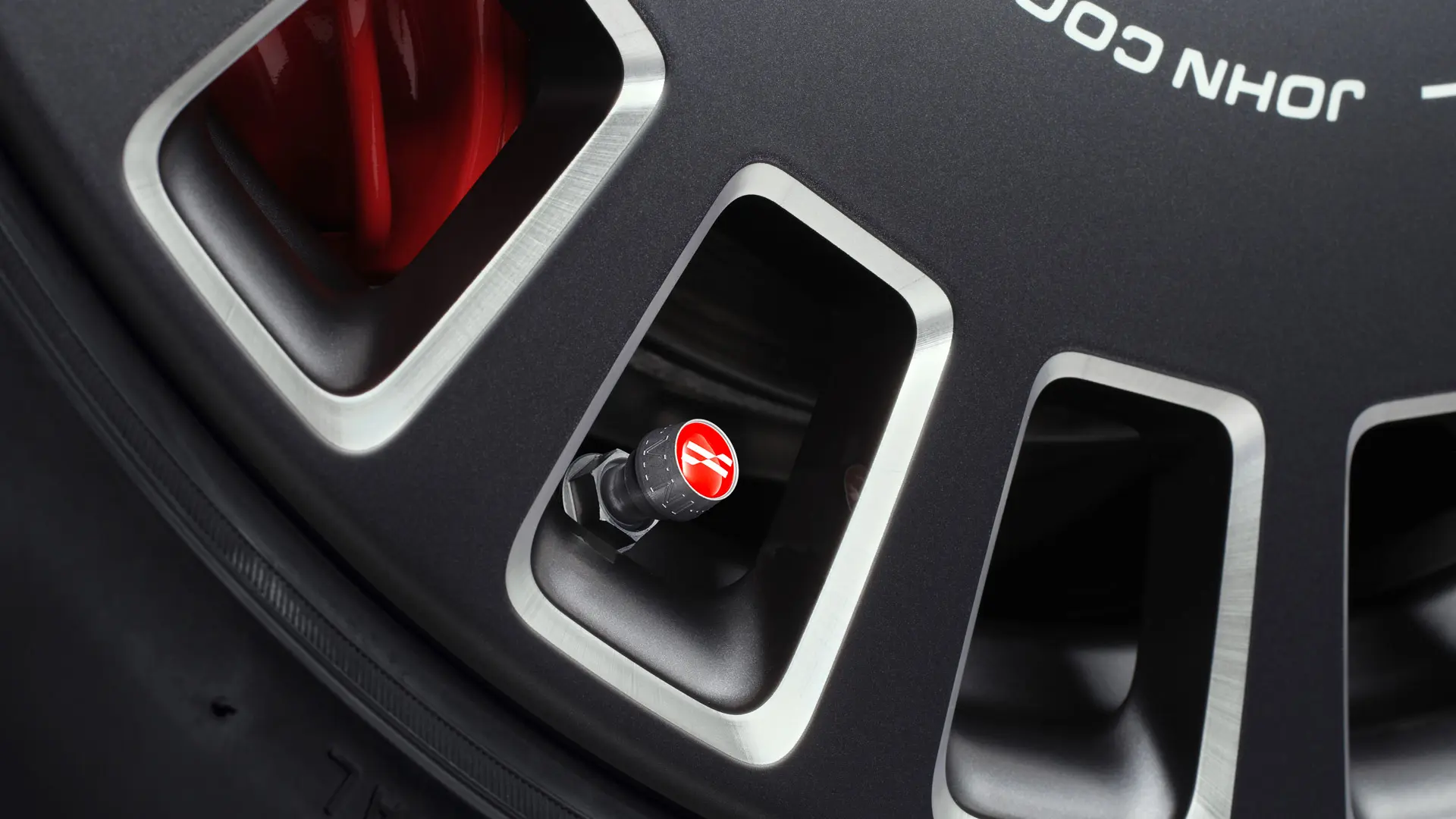 Aluminijasti pokrovčki ventilov John Cooper Works za eleganten rdeč vizualni poudarek na pnevmatiki. 