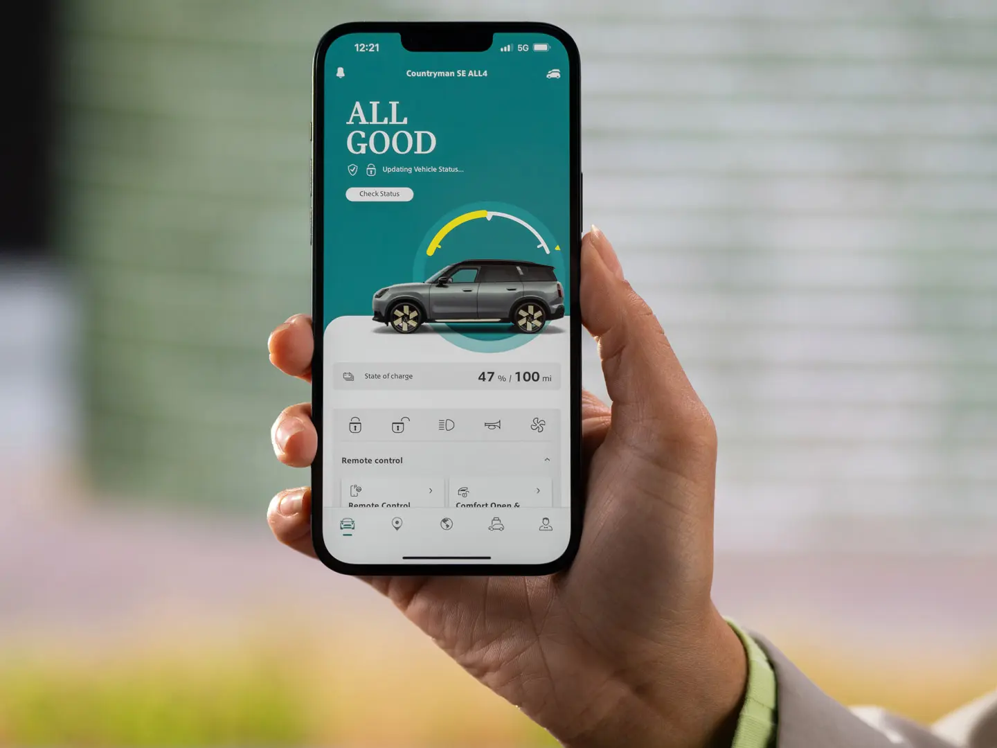 Remote Services v aplikaciji MINI App, ki prikazujejo trenutno stanje napolnjenosti in ocenjeni preostali doseg vozila. 