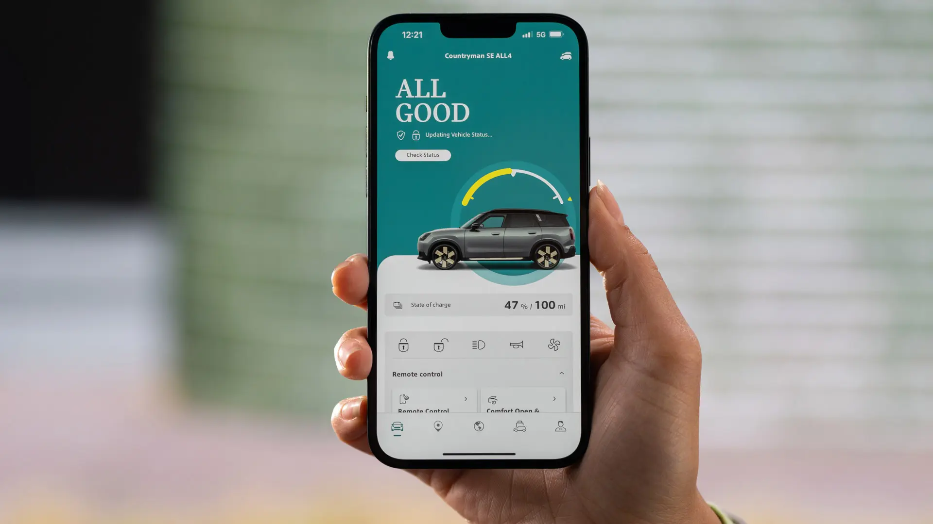 Remote Services v aplikaciji MINI App, ki prikazujejo trenutno stanje napolnjenosti in ocenjeni preostali doseg vozila. 