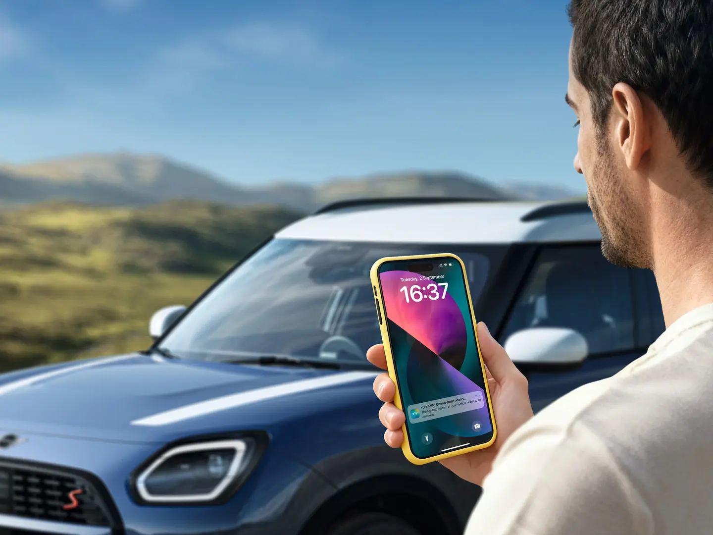 Voznik MINI Countryman uporablja aplikacijo MINI App za stik z MINI Roadside Assistance. 