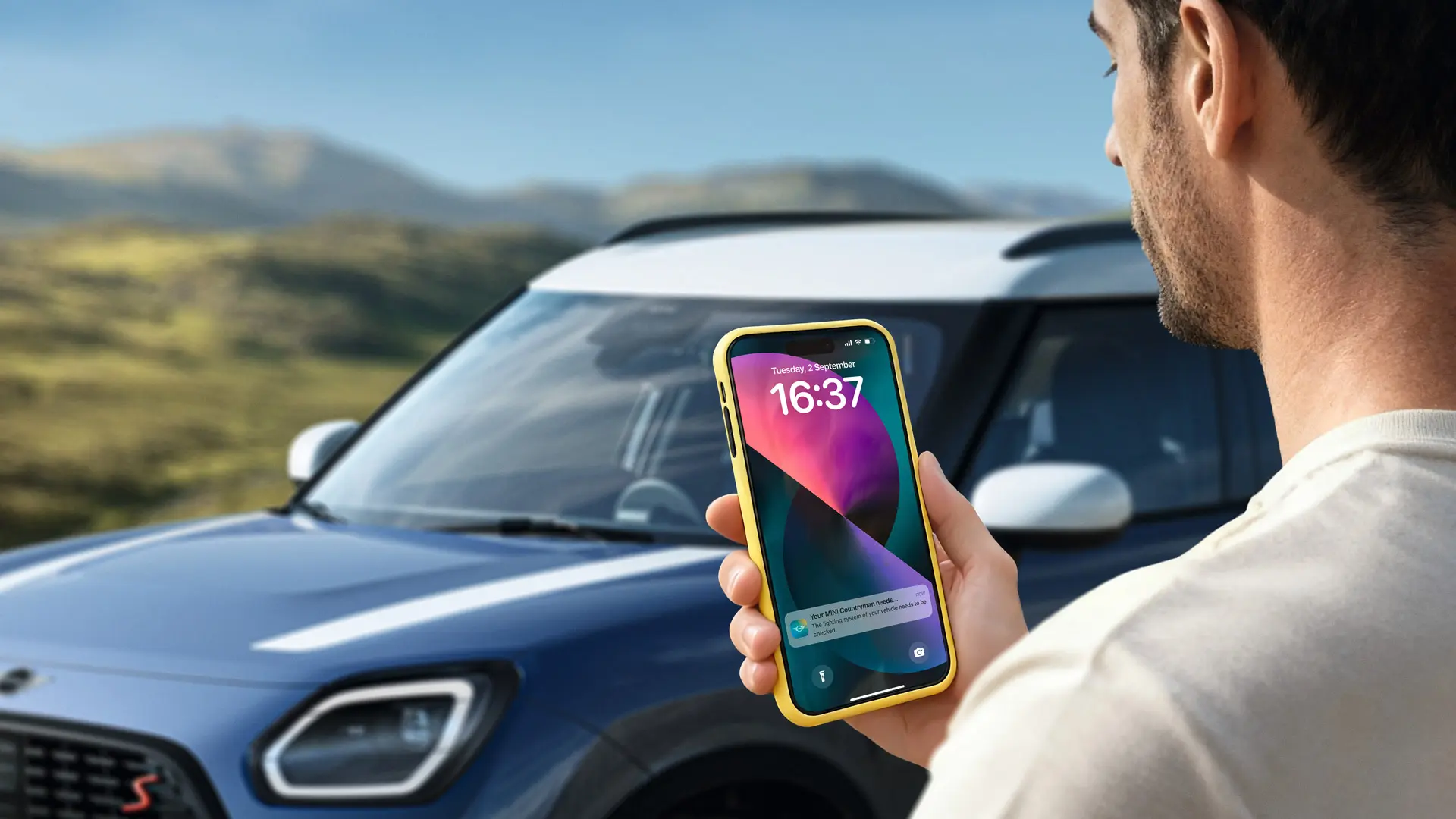 Voznik MINI Countryman uporablja aplikacijo MINI App za stik z MINI Roadside Assistance. 