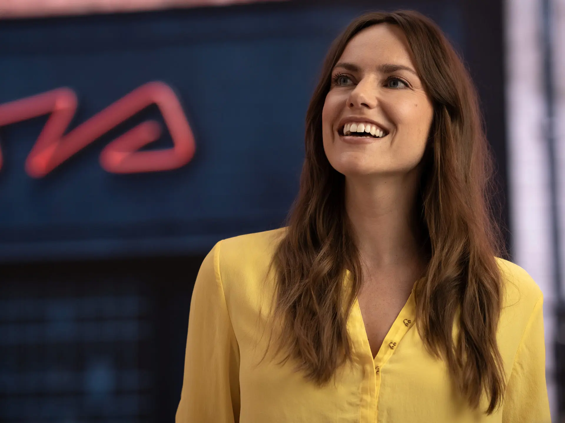 Servisni partner MINI  - nasmejana ženska v rumeni majici