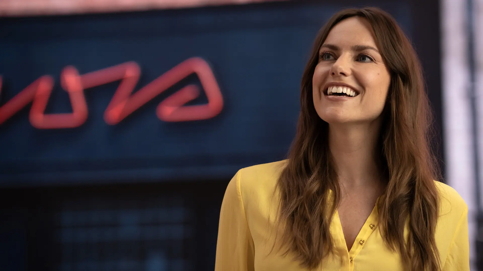 Servisni partner MINI - nasmejana ženska v rumeni majici