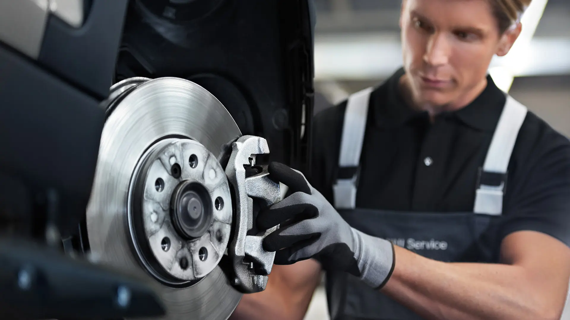 Tehnik MINI preverja zavorni sistem