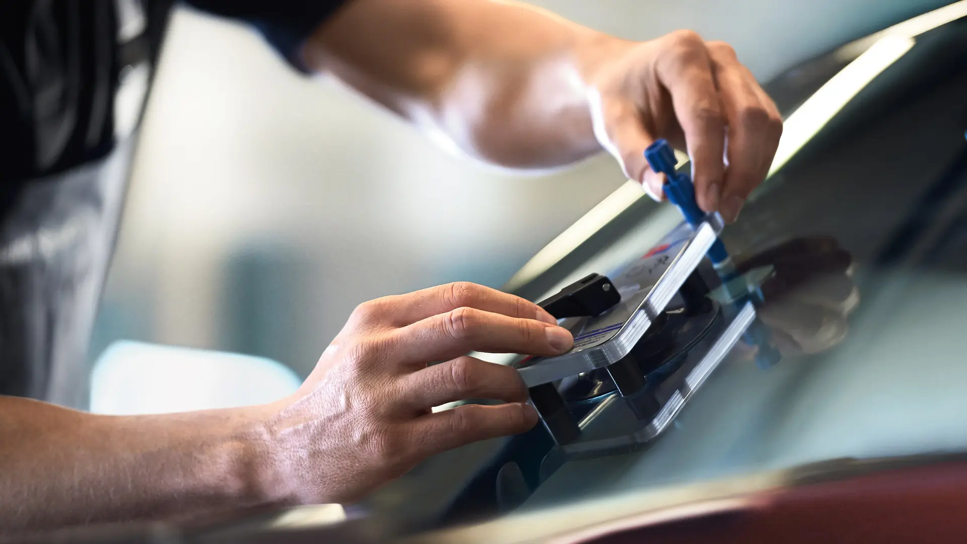 Tehnik MINI popravlja steklo