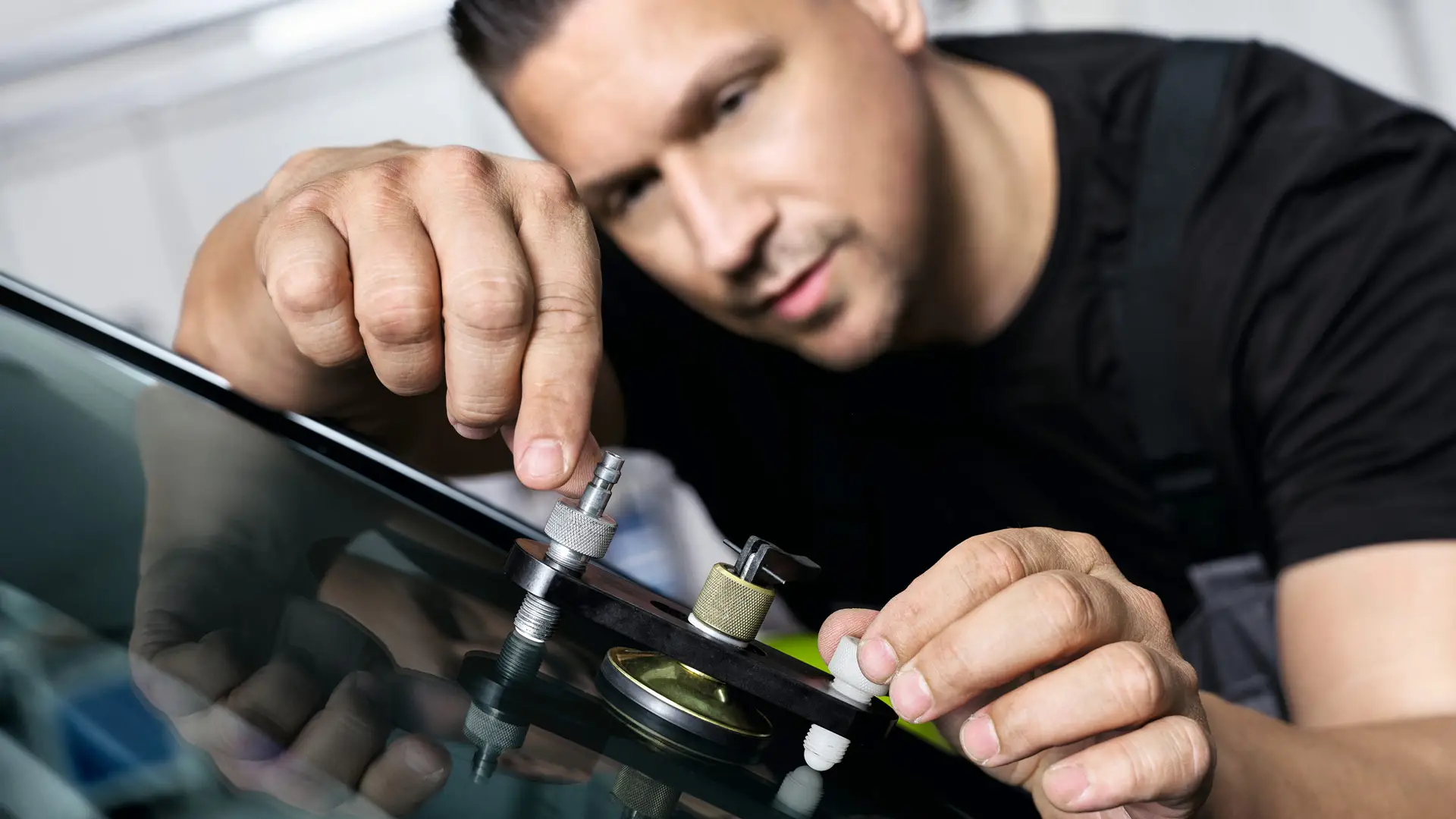 Tehnik MINI popravlja vetrobransko steklo.