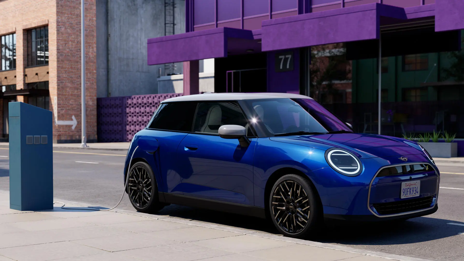 MINI Cooper na polnilni postaji.