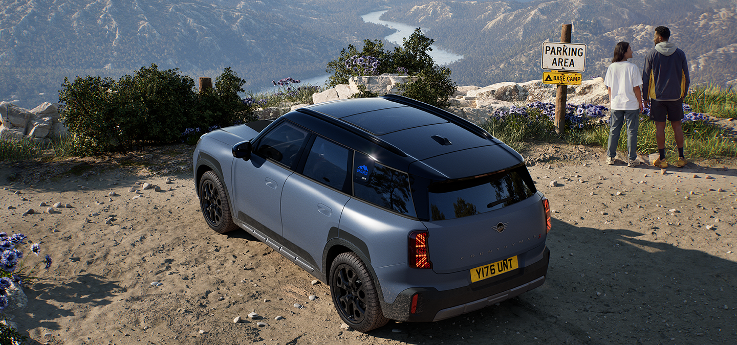 Pogled na vozilo MINI Countryman Untamed Edition od zadaj in od zgoraj.