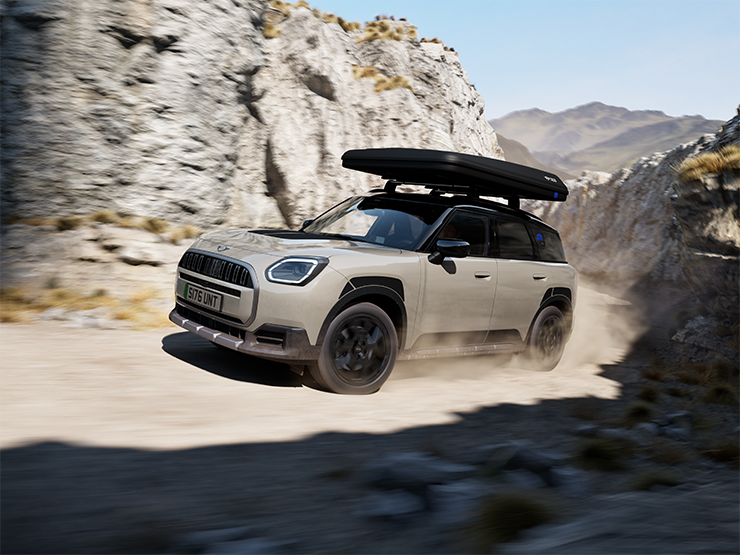 Sprednji pogled na vozilo MINI Countryman Untamed Edition med vožnjo.
