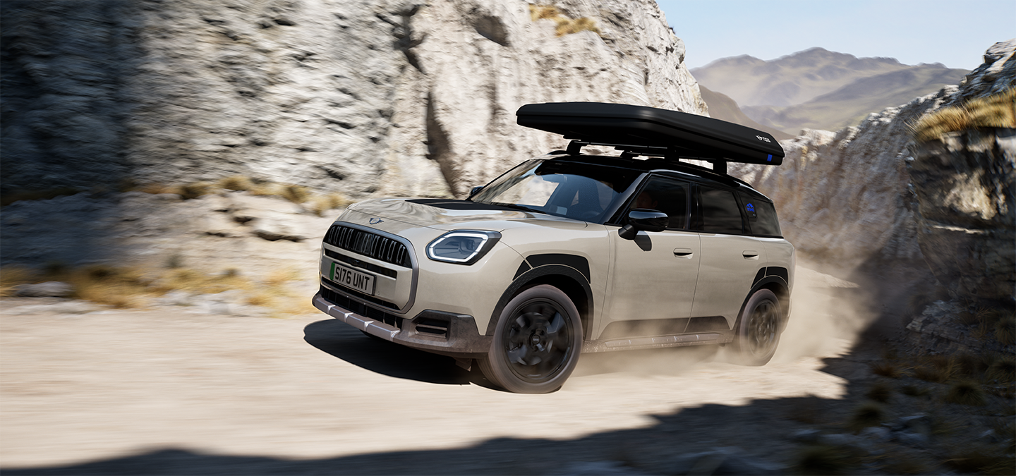 Sprednji pogled na vozilo MINI Countryman Untamed Edition med vožnjo.