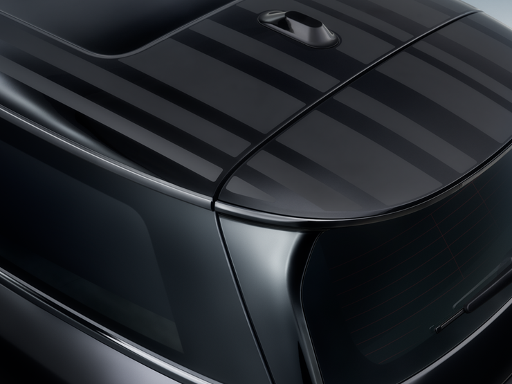 Pogled od zgoraj na črno kontrastno streho vozila MINI Paul Smith Edition z edinstveno interpretacijo s črtami