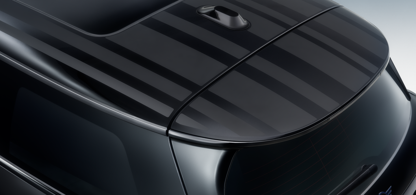 Pogled od zgoraj na črno kontrastno streho vozila MINI Paul Smith Edition z edinstveno interpretacijo s črtami