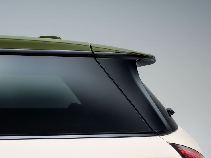 Pogled od strani od blizu na kontrastno streho MINI Paul Smith v barvi Nottingham Green