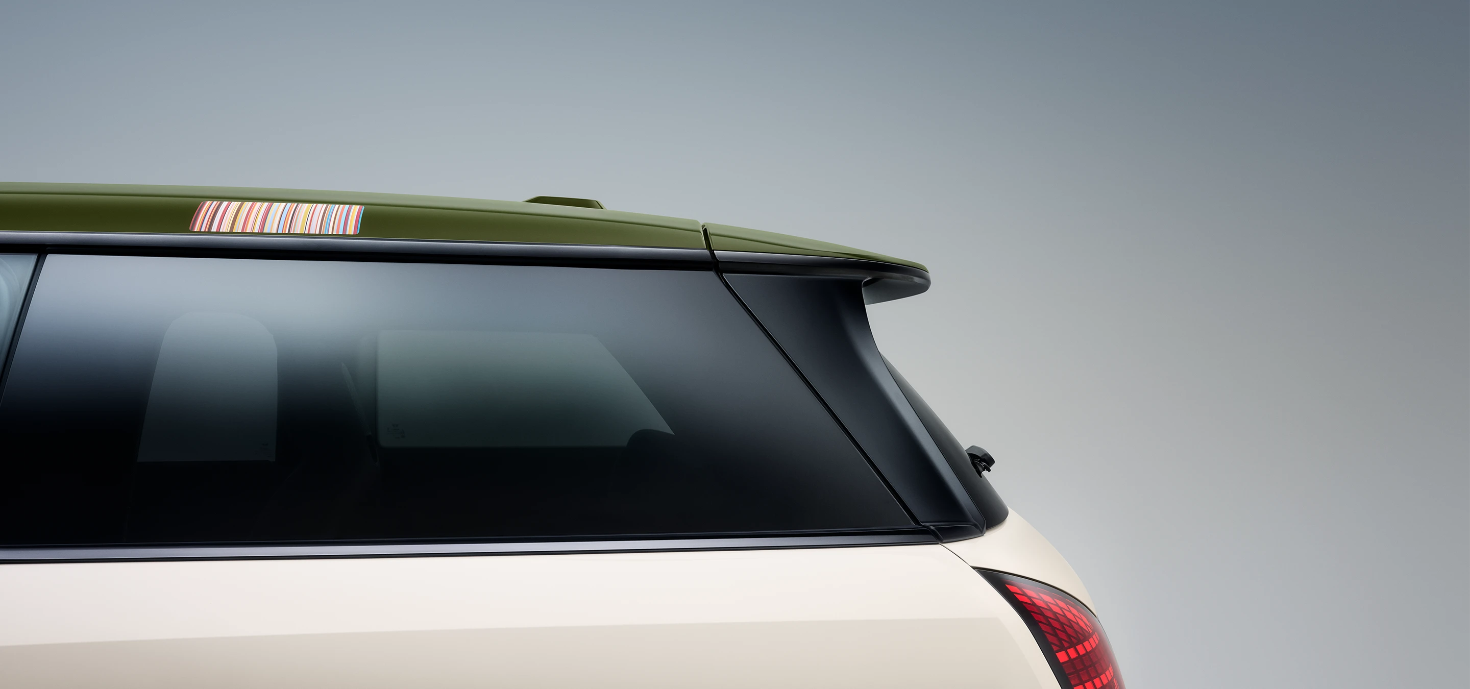 Pogled od strani od blizu na kontrastno streho MINI Paul Smith v barvi Nottingham Green