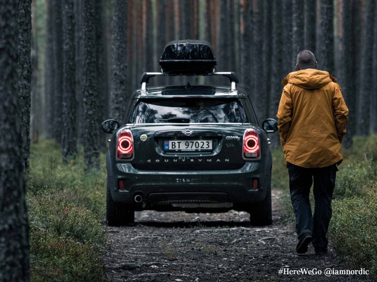 MINI Countryman – strešni transportni sistem – držalo za smuči in snežne deske