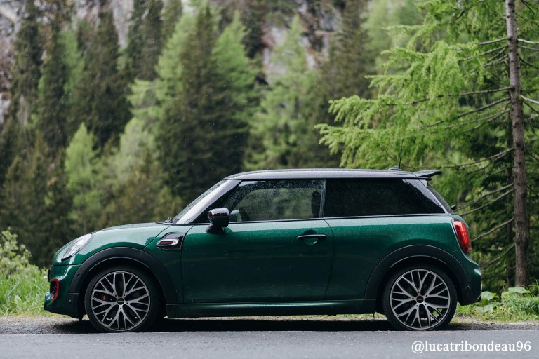 MINI John Cooper Works – zelena in črna – pogled s strani – slika @lucatribondeau96