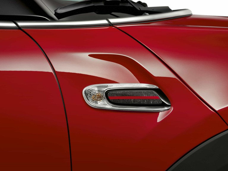 MINI John Cooper Works – rdeča in črna – bočna pokrova iz prešitih karbonskih vlaken
