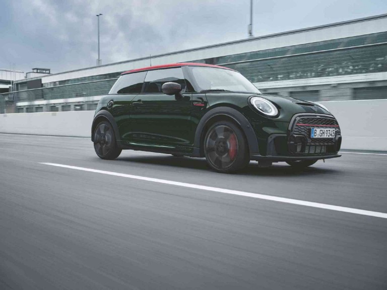 MINI John Cooper Works – zelena in črna – zvezde ceste