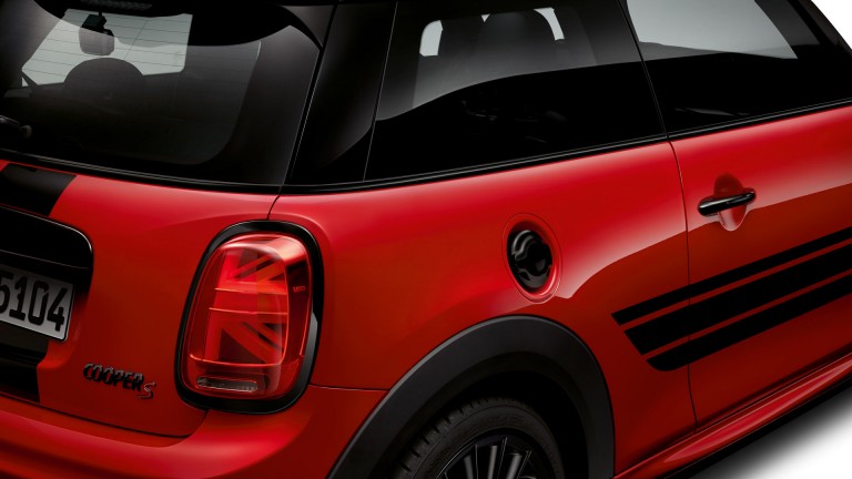 MINI Cooper S – oznaka logotipa – Piano Black in Red