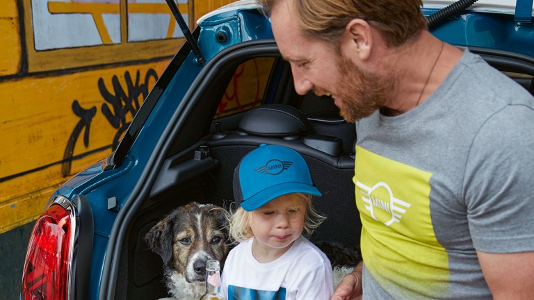 MINI BIG LOVE Family in the car with a dog