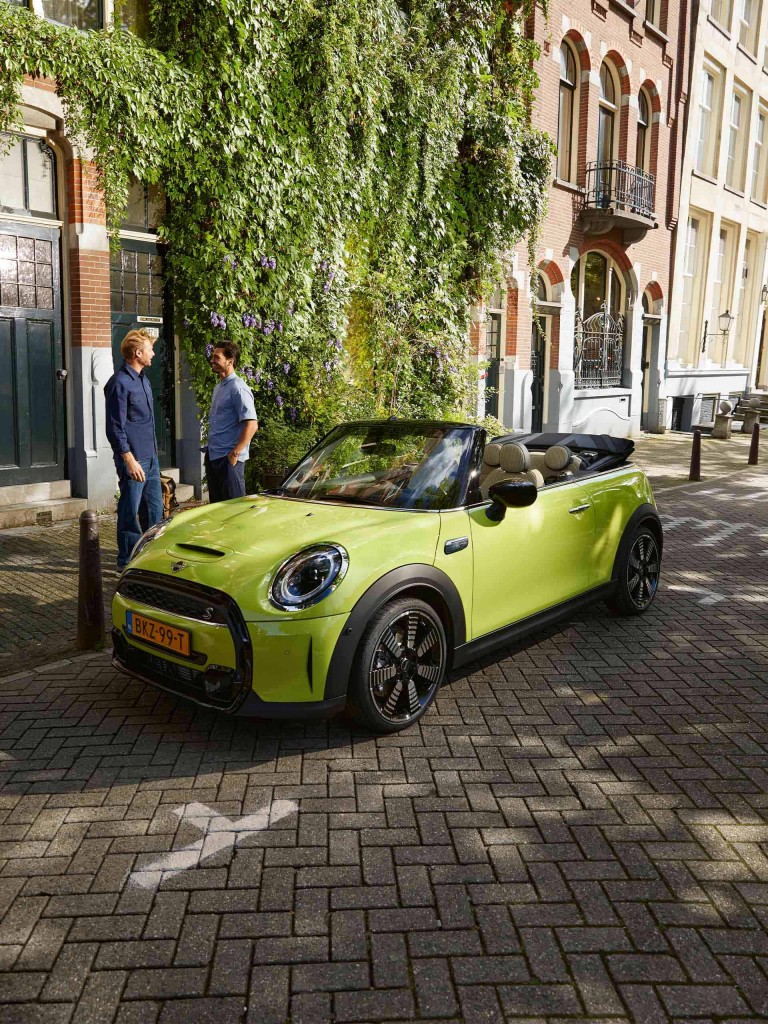 MINI Cabrio – stranski pogled – rumena