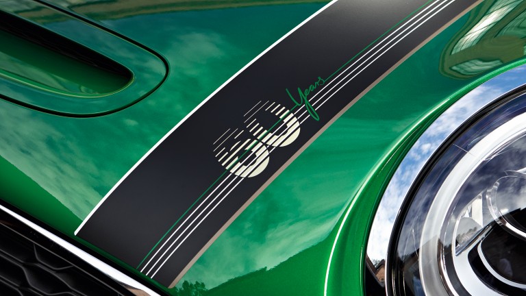 MINI 60 Years – črte na pokrovu motorja – v črnih in belih odtenkih