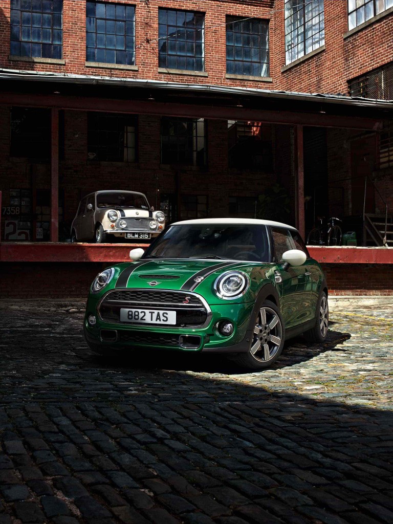 MINI 60 Years – zelena, bela in črna – pogled od spredaj