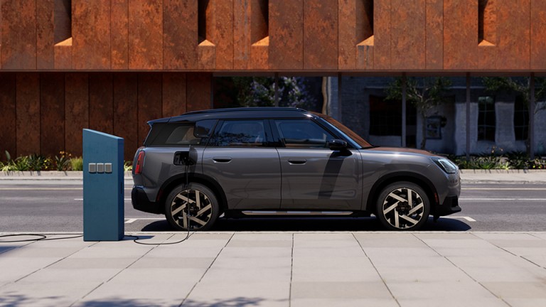 MINI Elektromobilnost - Countryman pogled s strani