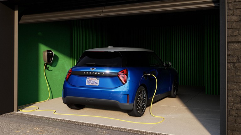 MINI Elektromobilnost - Pogled od zadaj na popolnoma električni mini cooper