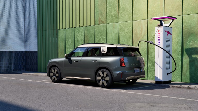 MINI Elektromobilnost - polnjenje - U25E na polnilni postaji