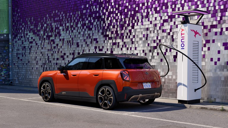 MINI Elektromobilnost - MINI Aceman na polnilni postaji