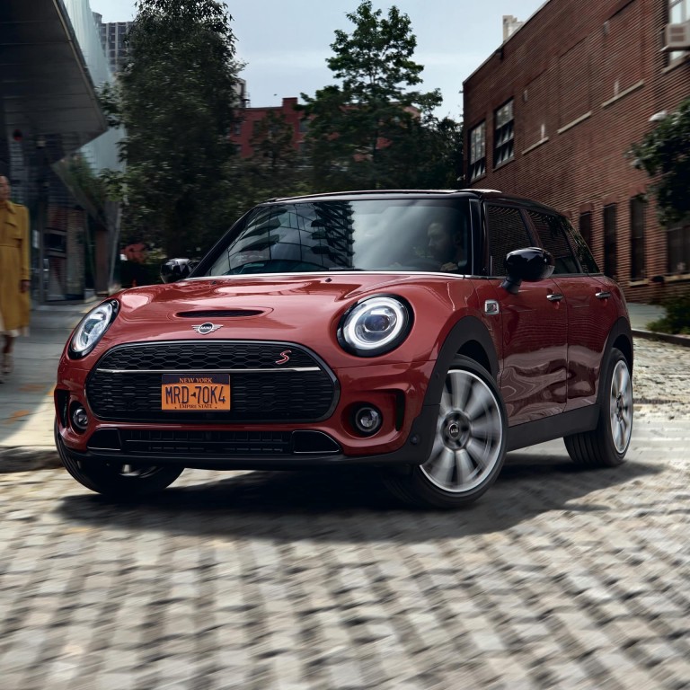 MINI Clubman – rdeč in črn – pogled od spredaj