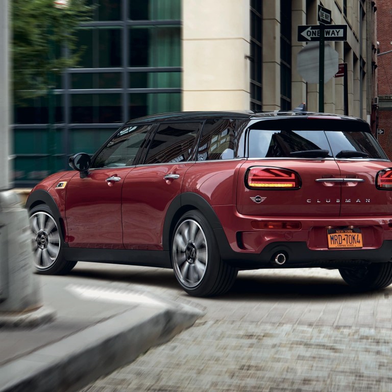 MINI Clubman – rdeč in črn – pogled od zadaj z zadnjimi lučmi v vzorcu britanske zastave Union Jack