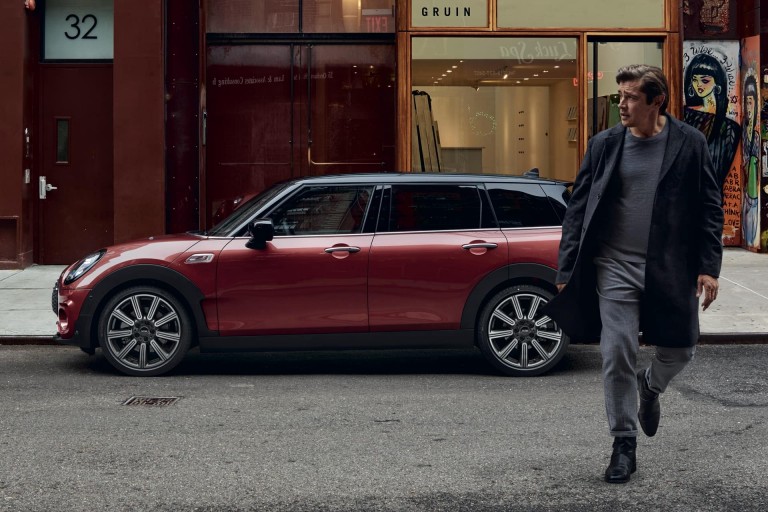 MINI Clubman – rdeč in črn – v profilu