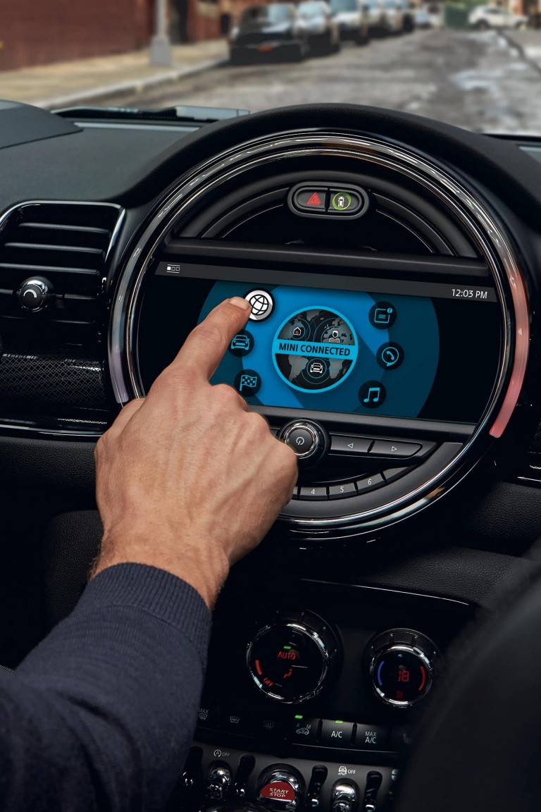 MINI CLUBMAN – notranjost – centralna konzola z zaslonom na dotik