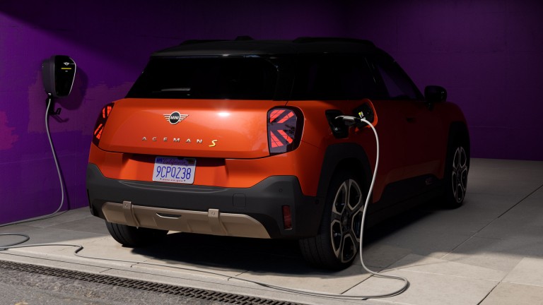 Popolnoma električni MINI Aceman – mozaik – polnjenje in doseg