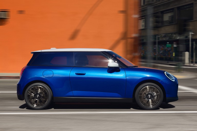 Popolnoma električni MINI – galerija zunanjosti – stranski pogled