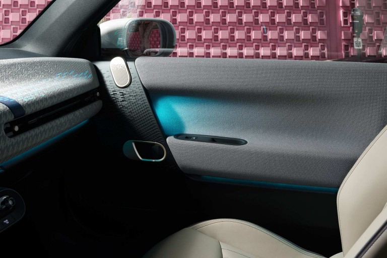 Popolnoma električni MINI – trajnost – reciklirane tkanine