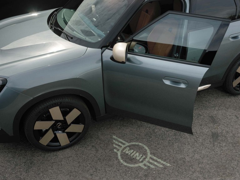 Popolnoma električni MINI Countryman – zunanjost – pozdravna luč