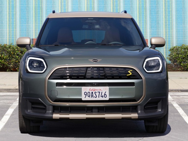 Popolnoma električni MINI Countryman – zunanjost – pogled od spredaj