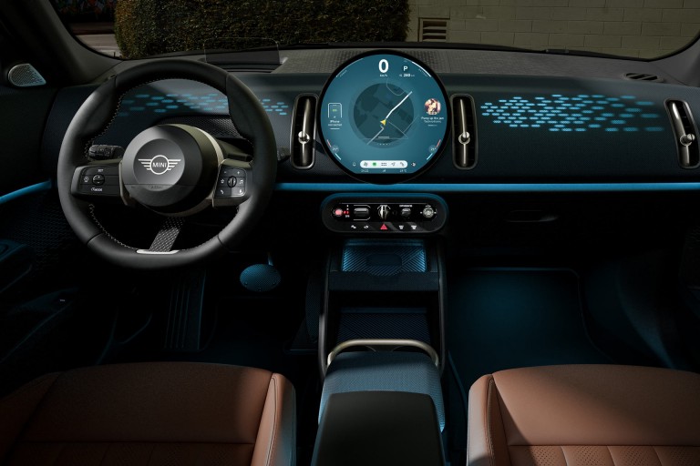 Popolnoma električni MINI Countryman – notranjost – armaturna plošča
