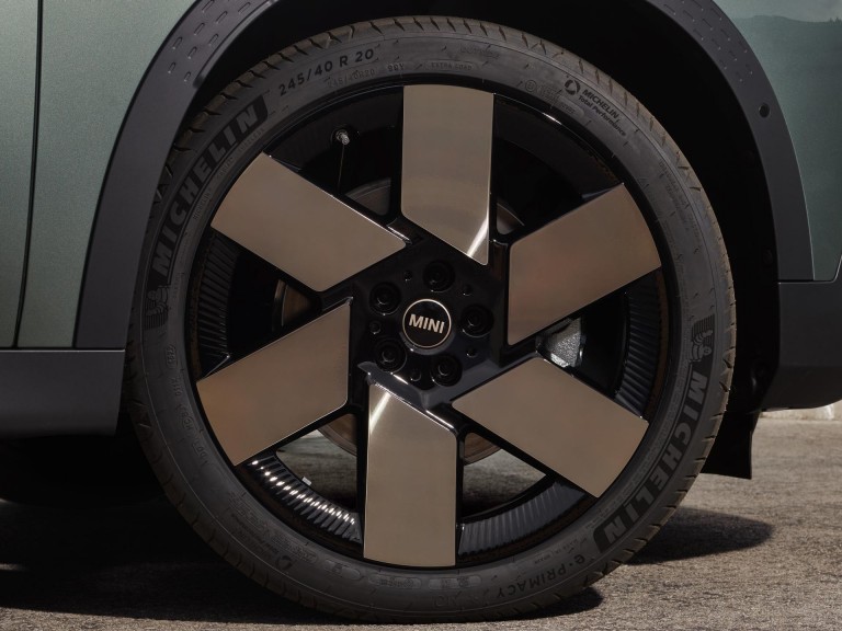 Popolnoma električni MINI Countryman – trajnost – reciklirani aluminij